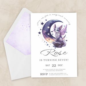 Lila Mond Motte Katze Geburtstagseinladung, wunderliche magische mystische Geschöpf Tier Aquarell Design bearbeitbare digitale Download-Vorlage