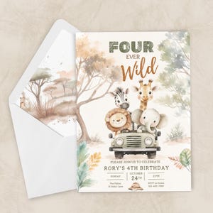Pode incluir: Convite em aquarela com tema safari. O convite apresenta um jipe com uma zebra, uma girafa, um leão e um elefante. O texto diz "FOUR EVER Wild" e inclui detalhes da festa. Um envelope com uma cena de safari também é mostrado.