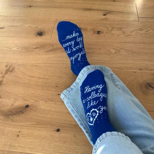 Grappige gepersonaliseerde sokken voor de beste collega :) Gepersonaliseerde sokken en handgeschilderd