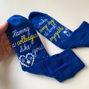 Grappige gepersonaliseerde sokken voor de beste collega :) Gepersonaliseerde sokken en handgeschilderd