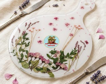 Handgefertigtes Servierbrett mit echten getrockneten Sommerblumen