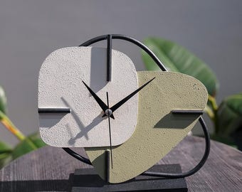 Hand-Painted Metal Desk Clock: Vintage Style Silent Table Decor
