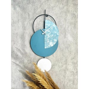 Orologio da parete in metallo fatto a mano Muyika Madeco / 68 x 31 cm / Movimento silenzioso / Colori blu e bianco / Arredamento moderno unico / Regalo per la casa / Elegante