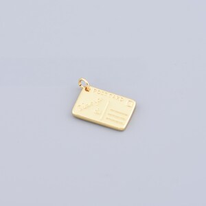 Pingente de cartão postal dourado vintage para colares nostálgicos e presentes atenciosos com elegância clássica e charme atemporal 12 x 18,1 mm