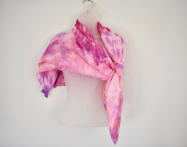 Foulard carré, 100 % soie teint à la main, joli rose, grand carré 44 po. image 1