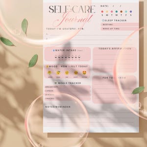 Pu&ograve; includere: Un diario di self-care rosa e bianco con sezioni per la gratitudine, l'assunzione di acqua, il monitoraggio dell'umore, i pasti e le affermazioni. Il titolo "Self-Care Journal" &egrave; in un carattere decorativo.