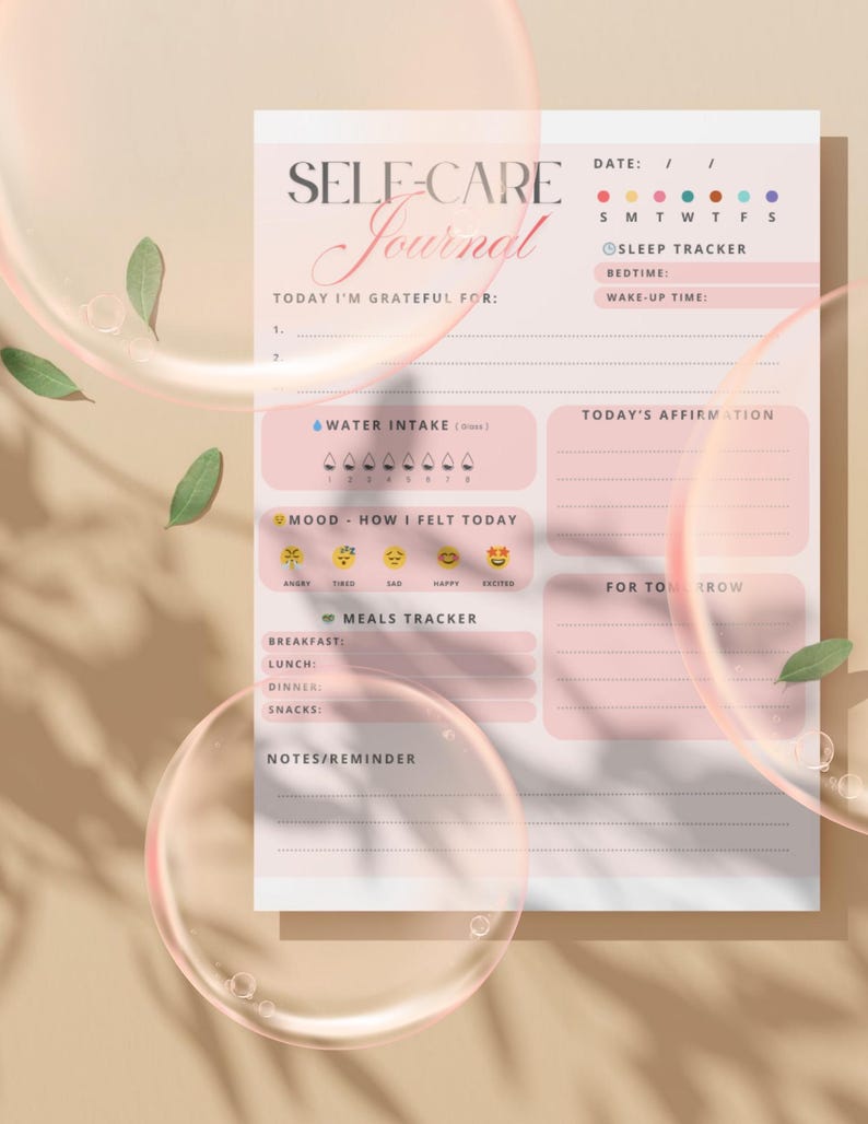 Pu&ograve; includere: Un diario di self-care rosa e bianco con sezioni per la gratitudine, l'assunzione di acqua, il monitoraggio dell'umore, i pasti e le affermazioni. Il titolo "Self-Care Journal" &egrave; in un carattere decorativo.