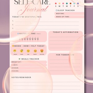 Pu&ograve; includere: Un diario di cura di s&eacute; rosa e bianco con sezioni per la gratitudine, l'assunzione di acqua, il monitoraggio dell'umore, i pasti e le affermazioni. Il diario include suggerimenti per il monitoraggio del sonno e note. Il titolo "Self-Care Journal" &egrave; in un carattere decorativo.