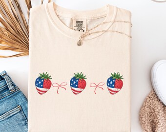 4th of July Shirt for Strawberry Lovers Strawberry Flag Shirt Comfort Colors Coquette Bow Patriotic Tee Cute USA Shirt Summer Aesthetic