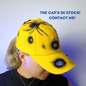 Gothic Spinnennetz - Gelbe handbemalte Baseballmütze mit 3D Stickerei, Halloween Punk Spinnennetz Accessoire