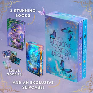 Peut inclure: Un coffret de livres avec un étui comprenant le texte "The Medicine Princess Duology" et les titres des livres. L'ensemble comprend des goodies bonus. Les livres ont une palette de couleurs violet et bleu avec des motifs de papillons et de fleurs.