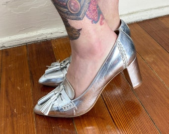 90s silver leather loafer pumps with tassels by TAHARI Size 7, Silver Pumps, Silver Loafer Pumps, Heeled Loafers Elie Tahari, Light Academia