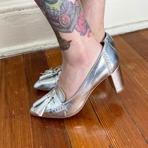 90s silver leather loafer pumps with tassels by TAHARI Size 7, Silver Pumps, Silver Loafer Pumps, Heeled Loafers Elie Tahari, Light Academia