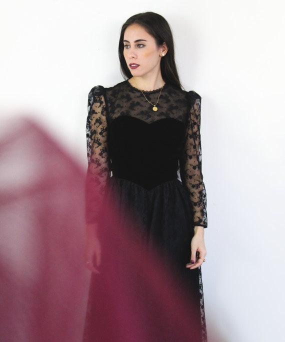 80s black velvet and lace long sleeve Sweetheart d