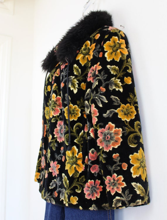 60s black floral print plush carpet coat with fau… - image 7