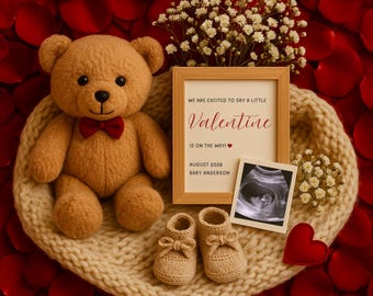Könnte beinhalten: Ein Teddybär mit roter Fliege sitzt auf einer cremefarbenen, gestrickten herzförmigen Decke, umgeben von roten Rosenblättern. Eine gerahmte Ankündigung lautet "Valentine" und enthält ein Ultraschallbild und Babyschuhe.