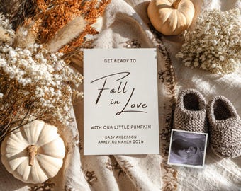 Könnte beinhalten: Herbstliche Schwangerschaftsankündigung mit einer cremefarbenen Karte mit der Aufschrift "Get Ready to Fall in Love with Our Little Pumpkin, Baby Anderson, Arriving March 2026." Das Bild zeigt Kürbisse, Babyschuhe und einen Ultraschall.