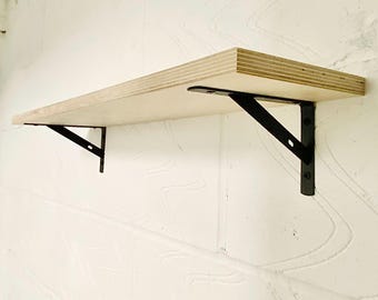 Handgjord hylla i björkplywood: Modern smal display med svarta konsoler