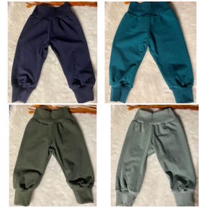 Puede incluir: Cuatro pares de pantalones de beb&eacute; en diferentes colores: azul marino, verde azulado, verde oliva y verde salvia. Cada par tiene una cintura alta y pu&ntilde;os en los tobillos. Los pantalones est&aacute;n hechos de un material suave y c&oacute;modo.