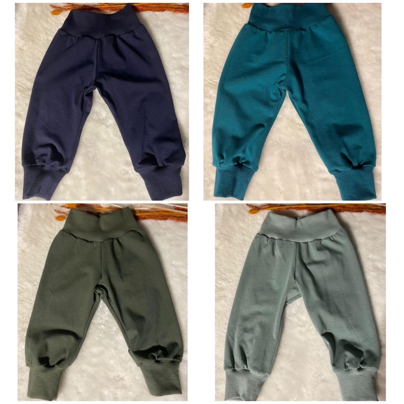 Puede incluir: Cuatro pares de pantalones de beb&eacute; en diferentes colores: azul marino, verde azulado, verde oliva y verde salvia. Cada par tiene una cintura alta y pu&ntilde;os en los tobillos. Los pantalones est&aacute;n hechos de un material suave y c&oacute;modo.