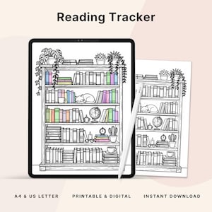Könnte beinhalten: Ein digitales Tablet und ein ausgedrucktes Blatt zeigen einen Reading Tracker mit einer schwarz-weißen Strichzeichnung eines Bücherregals voller Bücher, Topfpflanzen, einer schlafenden Katze, einem Globus und einer Uhr. Ein weißer Stift liegt am Tablet.