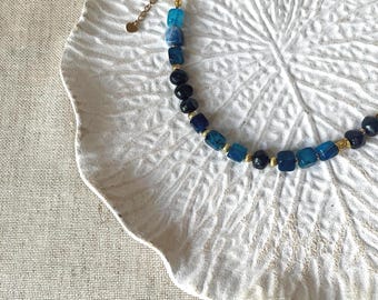 Bracciale Oceano Blu Profondo con Agata e Perle di Pavone, Gioiello Importante, Regalo per gli Amanti dell'Oceano