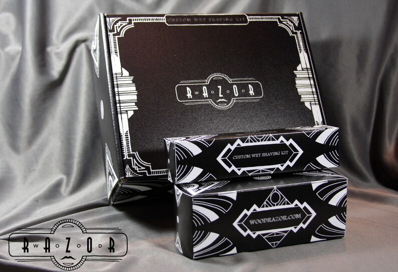 Puede incluir: Un kit de afeitado h&uacute;medo personalizado en blanco y negro con las palabras "Woodrazor.com" y "Custom Wet Shaving Kit" impresas en las cajas. El kit viene en una caja negra con un dise&ntilde;o blanco y las palabras "Woodrazor" impresas en la parte delantera.