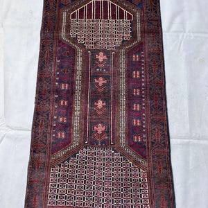 Alfombra de oración afgana Baluchi vintage de 2,11 x 5,3 pies, estilo pasillo, de lana anudada a mano, diseño tribal de doble nicho, color azul marino intenso y burdeos.