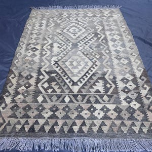3.6x4.10 ft Handgefertigter afghanischer Chobi Kelim Teppich | Anthrazit & Silbergraues Flachgewebe | Bio-Pflanzlich gefärbte Wolle | Modern geometrisch