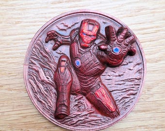 Talla de madera del superhéroe Iron Man