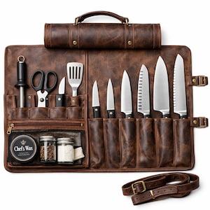 Puede incluir: Un rollo de cuchillos de cuero marrón con asa, cierres de hebilla y correa para el hombro. El rollo contiene varios cuchillos de cocina, un afilador, tijeras, una espátula y pequeños frascos. También se ve una lata de Chef's Wax.