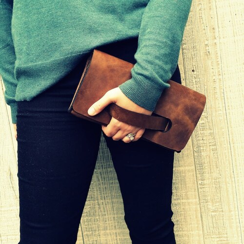 Pochette en cuir marron effet vieilli avec poignée cousue main