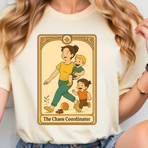 Coordinatore del caos PNG, Carta dei Tarocchi della Mamma PNG, Mamma Divertente PNG, Mamma alla Moda PNG, Mamma Divertente PNG, Mamma Sfacciata PNG, Mamma Sarcastica della Maternità PNG