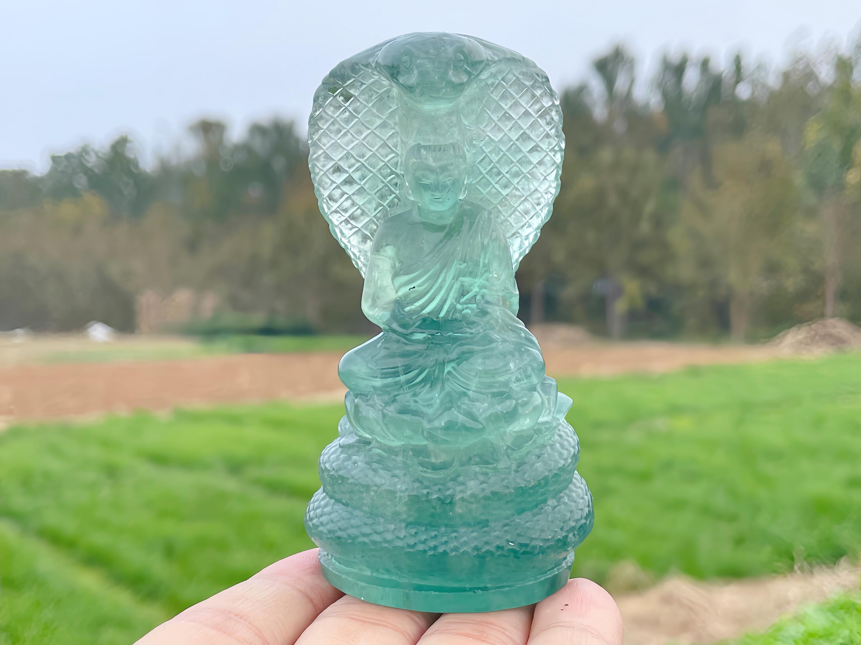 グリーンフローライト仏陀の頭蓋骨彫刻：天然石英蛇クリスタルスカル