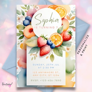 Puede incluir: Una invitación colorida con un fondo de acuarela que presenta una corona de frutas, incluyendo fresas, melocotones, limones y arándanos. El texto dice "Sophia cumple 7 años" e incluye detalles para una fiesta de cumpleaños el domingo 25 de julio a las 2:30 PM. La dirección es 123 Anywhere St., Any City, ST 1234. El número de RSVP es +123-456-7890.