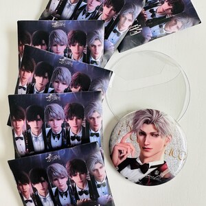 Könnte beinhalten: Eine Sammlung von Merchandise-Artikeln mit Anime-Charakteren. Die Artikel umfassen mehrere kleine, rechteckige Karten mit Bildern von männlichen Charakteren in formeller Kleidung. Ein runder Button mit einem Charakterporträt und eine transparente Kunststoffabdeckung sind ebenfalls vorhanden.