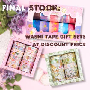 Könnte beinhalten: Rosa Geschenkboxen mit Washi Tape Sets mit floralen und gemusterten Designs. Das Bild enthält den Text "FINAL STOCK: WASI TAPE GIFT SETS AT DISCOUNT PRICE". Die Washi Tape Rollen zeigen eine Vielzahl von Farben und Designs, darunter Blumen und Himmelsmuster.