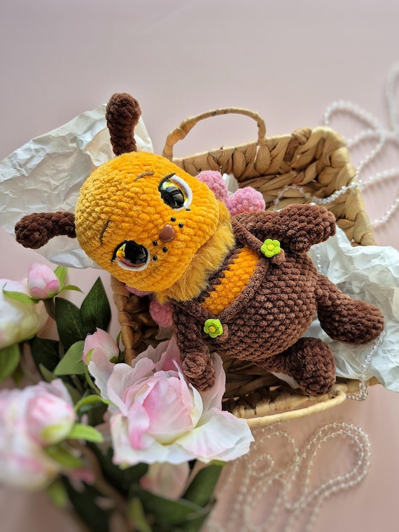 Bee ornament. Amigurumi bee crochet pattern