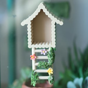 Jumping Spider Hide Hut With Flowers and Natural Moss - Eco-Friendly Plastic