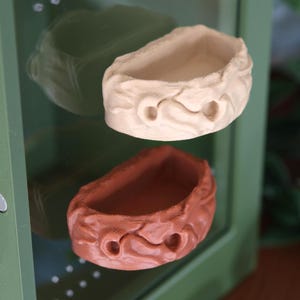 Springende Spinne Futterschale - Baumstamm-Design - Umweltfreundlicher Kunststoff - Leicht zu reinigender Futterteller