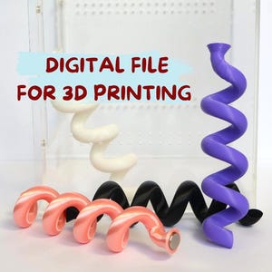 Puede incluir: Colección de objetos en espiral impresos en 3D en varios colores, incluyendo blanco, negro, coral y morado. El texto "DIGITAL FILE FOR 3D PRINTING" se muestra sobre un fondo azul claro. Los objetos están frente a un recipiente de plástico transparente.