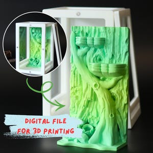 Op de afbeelding: Een lichtgroene 3D-geprinte inzet met boomthema, voorzien van gestructureerde schors en kleine plateaus. De tekst "DIGITAL FILE FOR 3D PRINTING" is in het rood zichtbaar op een lichtblauwe achtergrond. De inzet staat in een wit frame.
