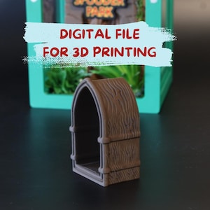 Op de afbeelding: Een bruine 3D-geprinte boogstructuur met een houtnerftextuur. De tekst DIGITAL FILE FOR 3D PRINTING staat in het rood op een lichtblauwe achtergrond. Achter de boog staat een groen frame met een wazig bord met de tekst SPOODER PARK.