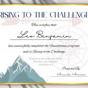 Puede incluir: Un certificado con un borde dorado y un título azul que dice "Rising to the Challenge". El certificado se entrega a Leo Benjamin por completar el programa Foundations. El certificado presenta una brújula, una cordillera y una flecha.