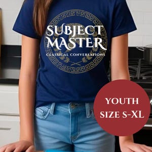 Op de afbeelding: Een marineblauw jeugd T-shirt met een gouden cirkelvormige afbeelding met de tekst "Subject Master Classical Conversations". Het shirt is verkrijgbaar in de maten S-XL.