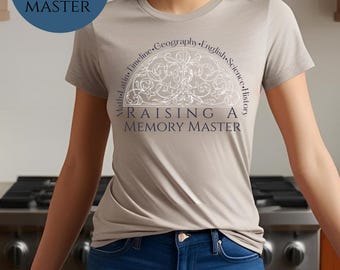 Maglietta "Raising a Memory Master", maglietta per genitori che praticano l'istruzione domiciliare, ispirata alle conversazioni classiche, regalo di fine anno, maglietta celebrativa.