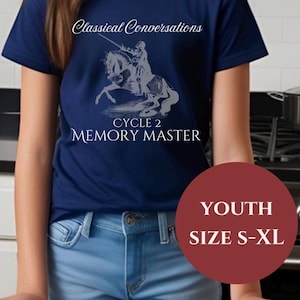 Op de afbeelding: Marineblauw T-shirt met de tekst "Classical Conversations" en "CYCLE 2 MEMORY MASTER". Het shirt heeft een grijze illustratie van een ridder te paard. Een rode cirkel geeft jeugdmaten S-XL aan.