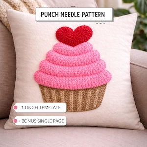 Può includere: Un cuscino quadrato color bianco sporco con un design a cupcake realizzato con punch needle, con base marrone, glassa rosa e un cuore rosso in cima. Il testo riporta PUNCH NEEDLE PATTERN, 10 INCH TEMPLATE e + BONUS SINGLE PAGE.