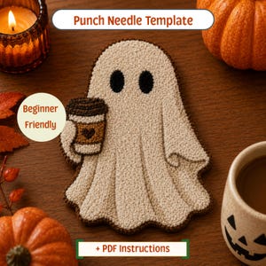Puede incluir: Una plantilla de punch needle con un fantasma de color crema que sostiene una taza de café marrón con un corazón. El texto "Punch Needle Template" y "+ PDF Instructions" aparecen en recuadros blancos, y una etiqueta dice "Beginner Friendly".