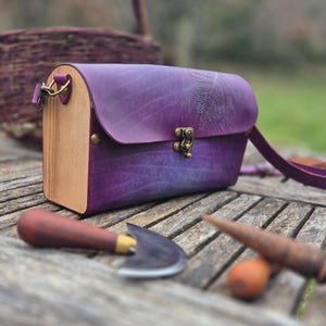 Sac en cuir et bois de frêne motif feuille. Sac à main original. Bandouliere. Sacoche. Besace. violet, orange. Cuir tannage végétal.